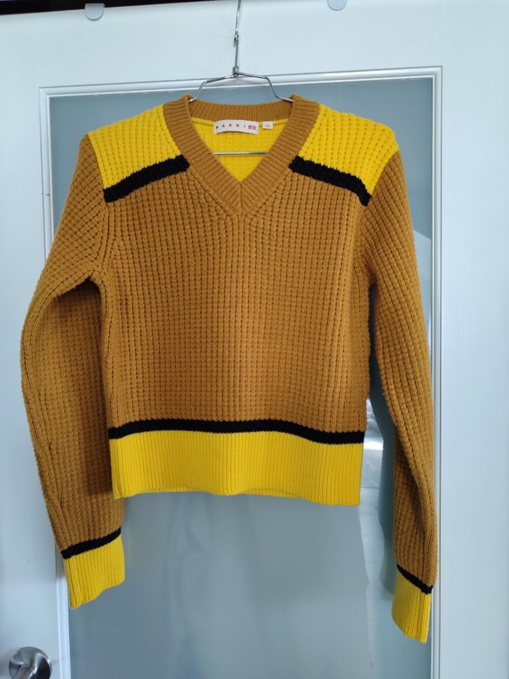UNIQLO x MARNI Limited edition  Popcorn Knit V-Neck Cropped Sweater